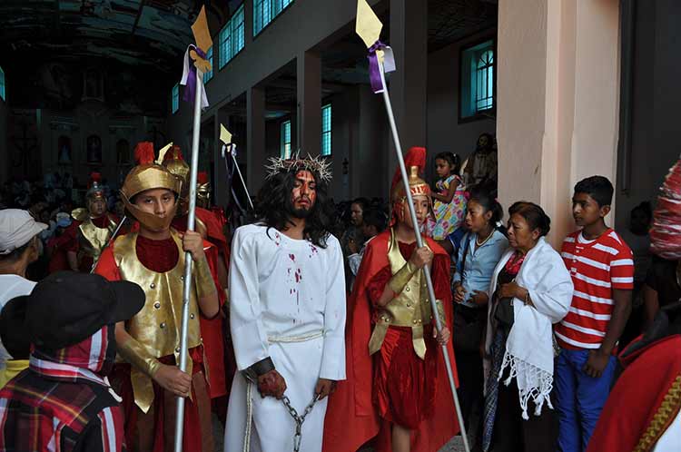Reúne a 15 mil personas el viacrucis de Acatlán de Osorio