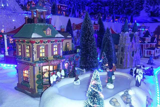 Familia atlixquense instala villa navideña con más de 2 mil piezas