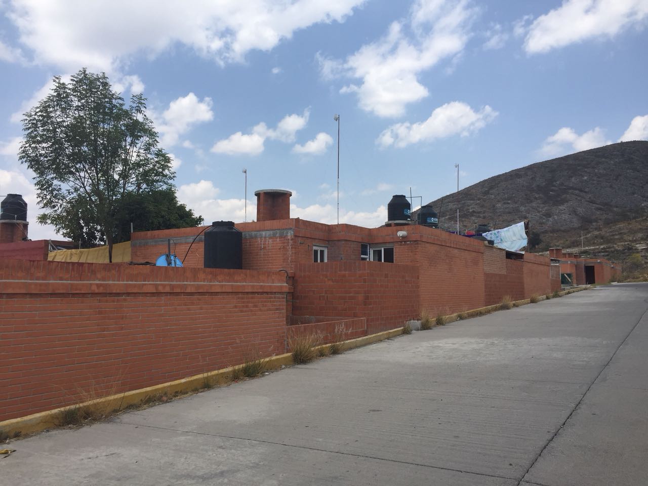 Vecinos vigilantes someten y golpean a ladrón en Tecamachalco