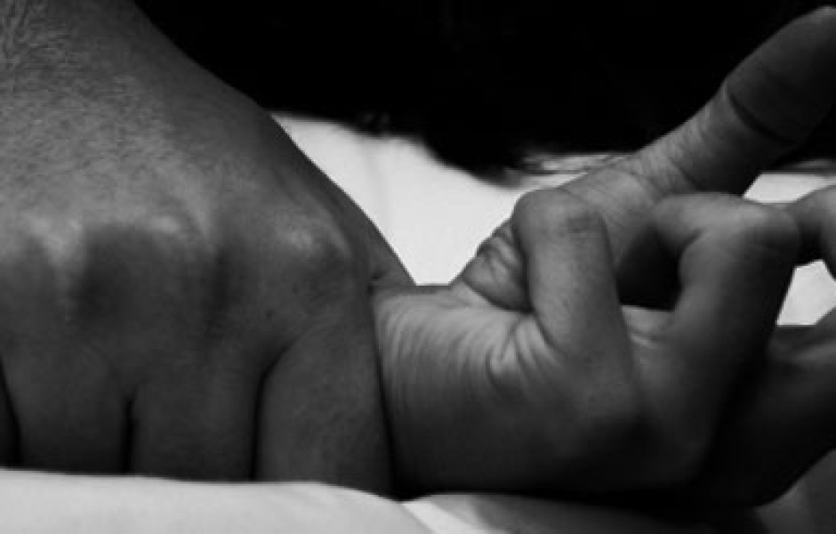Violan a adolescente y la dejan desnuda frente a farmacia en Puebla