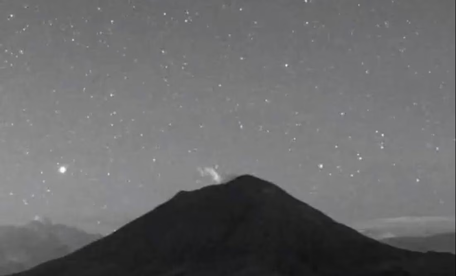 VIDEO Detectan extraña luz que atraviesa el volcán Popocatépetl
