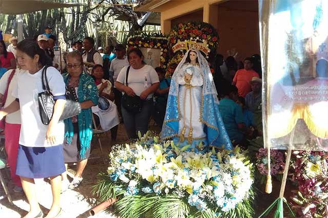 Cientos visitan a la Virgen de Ocotlán en Xayacatlán de Bravo