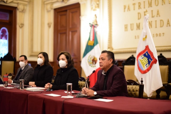 Regidores de Morena y Claudia Rivera se enfrascan en discusión por feministas