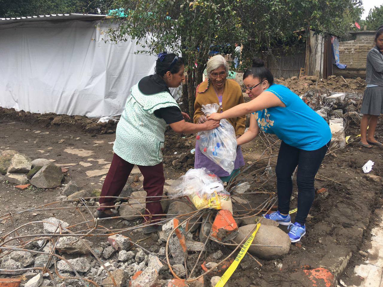 Migrantes mandan víveres a damnificados en Puebla