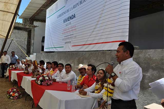 Tras 56 años, campesinos retiran apoyo al PRI y van con Barbosa