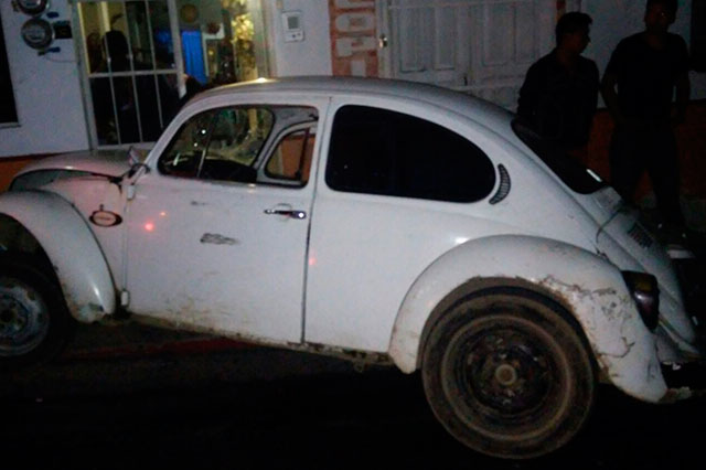 Conductor impactó auto contra vivienda en Hueytamalco