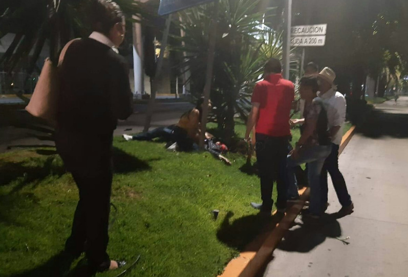 Vuelca Jetta en bulevar Serdán y sale volando conductor con todo y motor