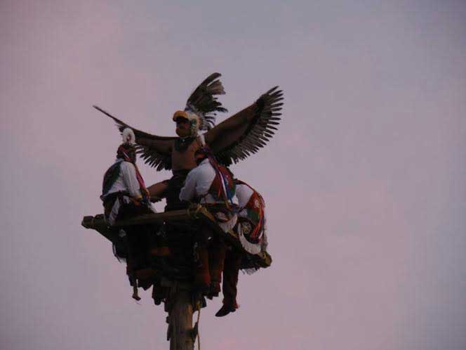 Preservan Caballeros Águila tradición de Voladores