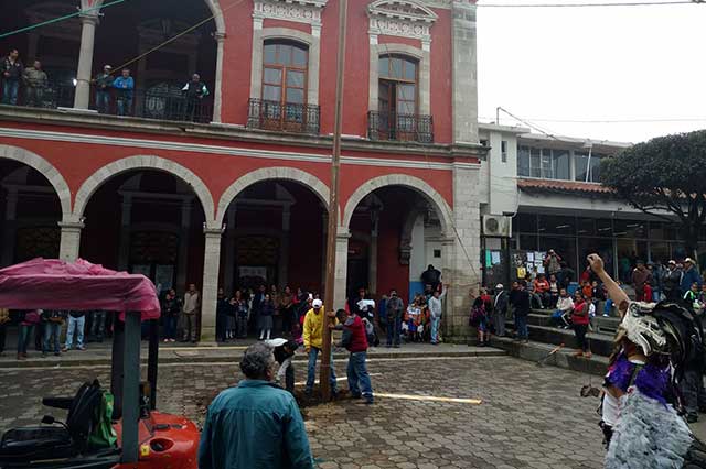 Voladores de Papantla dan inicio a la feria de la enchilada en Huauchinango