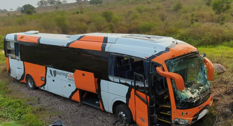 Vuelca camión turístico en Veracruz y deja 44 lesionados