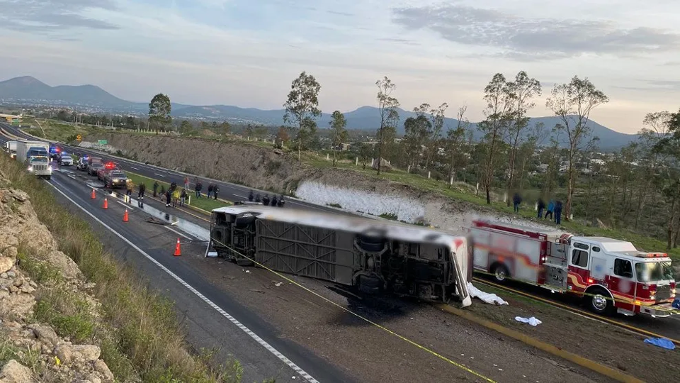 VIDEO Camión que sale de Cuautempan se accidenta, hay un muerto y 12 heridos