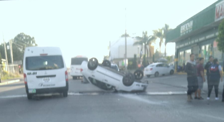Mañana de volcaduras en Puebla capital