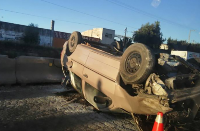 Se estampa contra muro de contención y vuelca en la Puebla-Orizaba