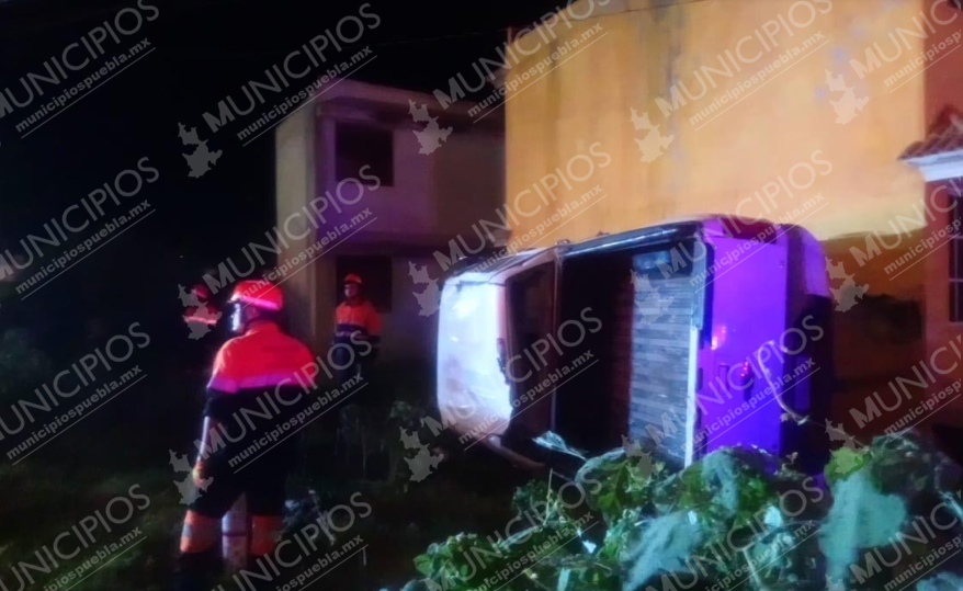 Camioneta se impacta en vivienda tras volcarse en Tecamachalco