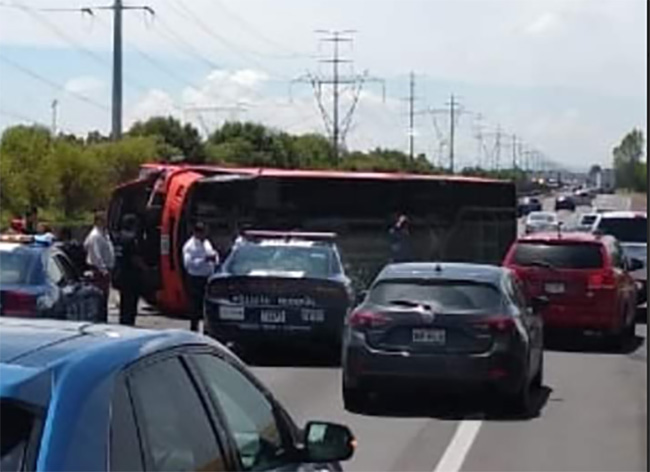 Vuelca camión de la línea Altiplanos sobre México-Puebla