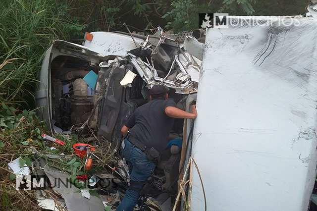 Sobrevive a volcadura sobre la México-Tuxpan, en V. Carranza