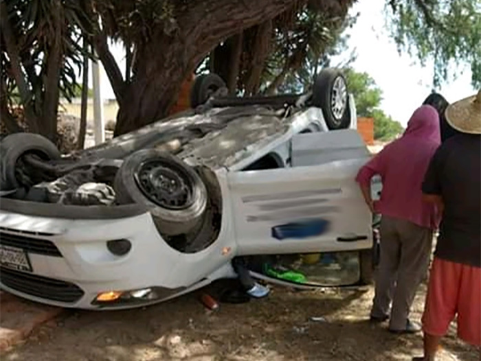 Auto termina volcado en intento asalto en Yehualtepec