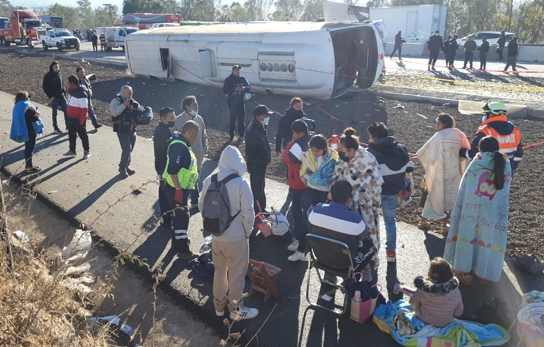 Permanecen 2 peregrinos graves tras volcadura en la México-Puebla