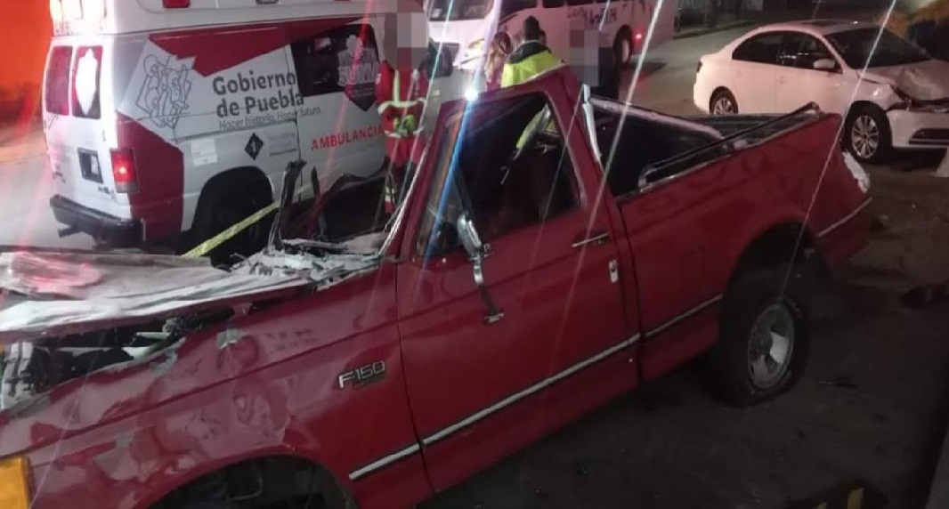 Camioneta volcó en la lateral de la Puebla-Orizaba y cayó 8 metros de altura