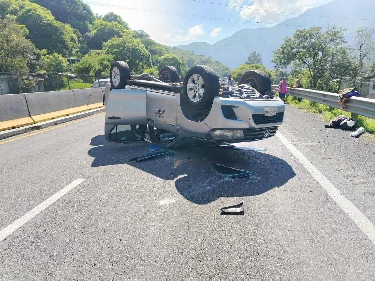 Cierran la Puebla-Orizaba con sentido a Veracruz por volcadura
