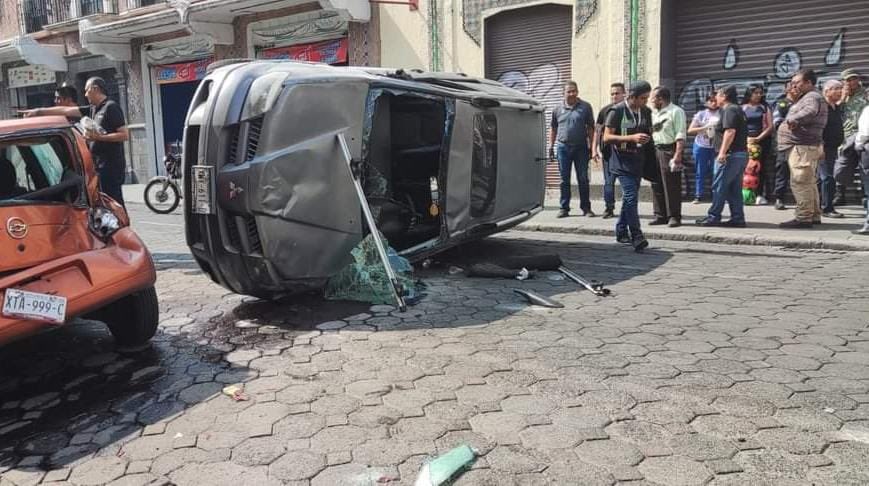 Se vuelca en el centro de Puebla y huye