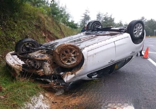 Por exceso de velocidad y lluvia se vuelca en Chignautla