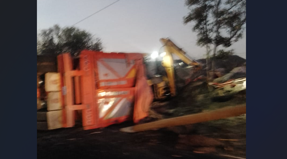 Vuelca tráiler en la carretera Izúcar-Atencingo