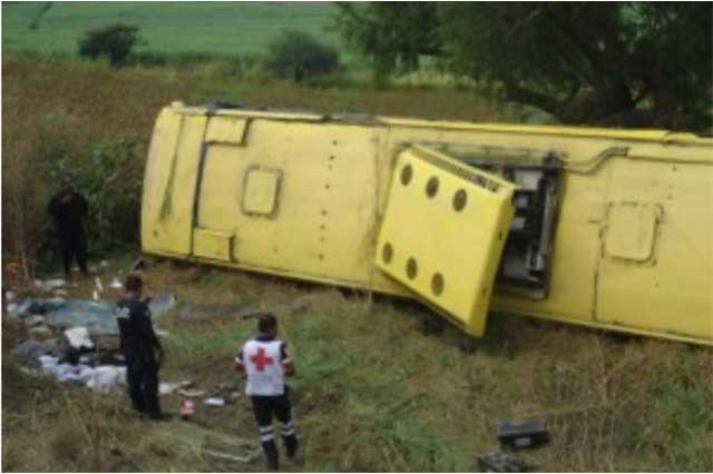 Vuelca en Tilapa autobús Erco-Oro y deja 8 heridos