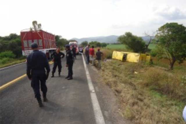 Vuelca en Tilapa autobús Erco-Oro y deja 8 heridos