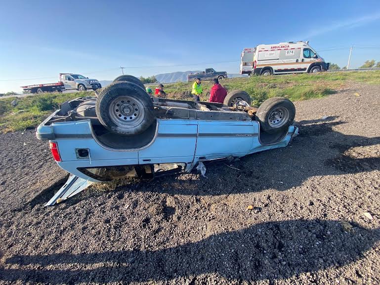 Dos lesionados deja volcadura sobre la autopista en Quecholac