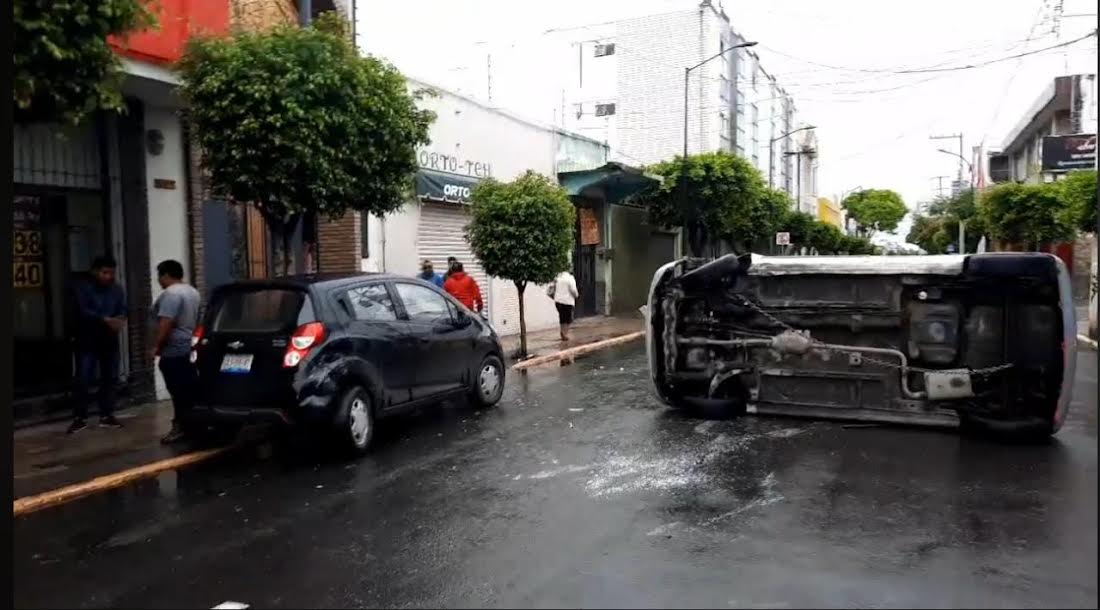 Choque con volcadura en Tehuacán deja dos personas lesionadas