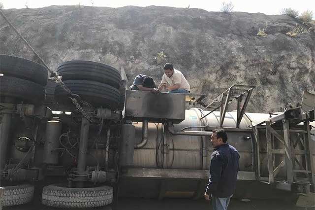 Volcadura de pipa ocasiona cierre de la Cuacnopalan-Oaxaca