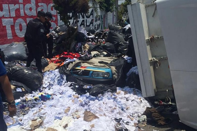 Deja 2 heridos volcadura de camión sobre 2 taxis en Tlatlauquitepec