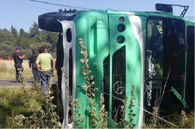 Falla mecánica ocasiona volcadura de camión en la México-Puebla