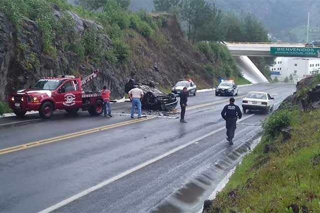 Vuelca automóvil sobre la Amozoc-Nautla y luego cae desde puente 