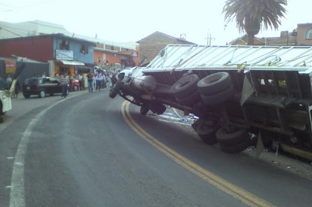 Deja 2 heridos volcadura de camión sobre 2 taxis en Tlatlauquitepec