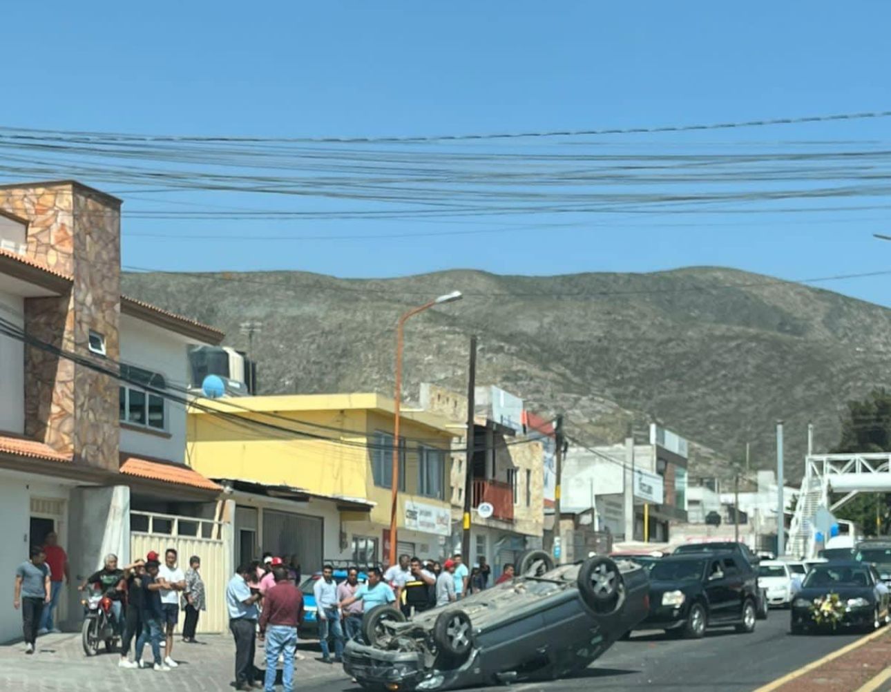 Poblanos heroicos: rescatan a lesionados de volcadura en Tecamachalco