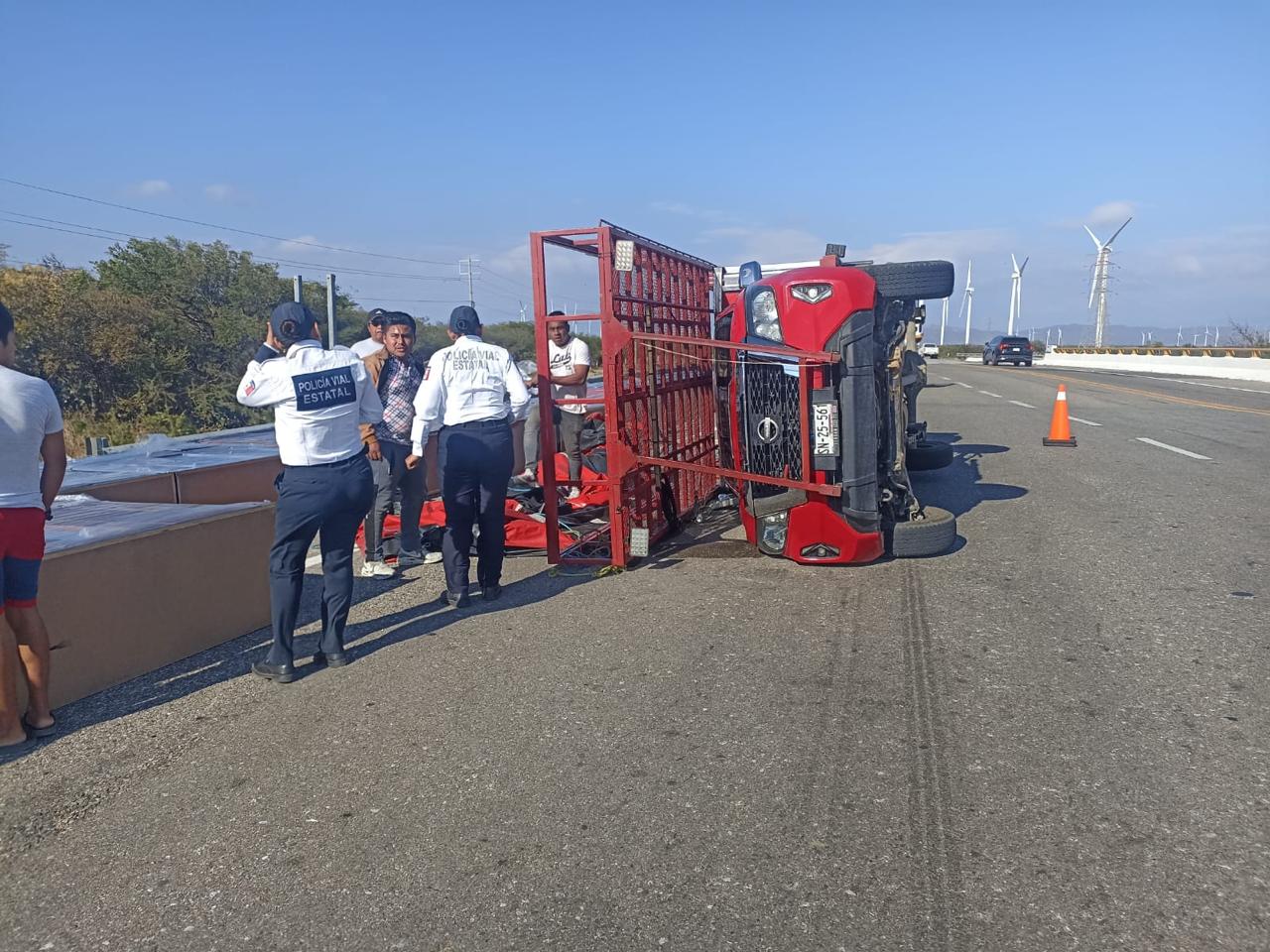 Por fuertes vientos en la Ventosa Oaxaca, comerciante de Yehualtepec sufre accidente