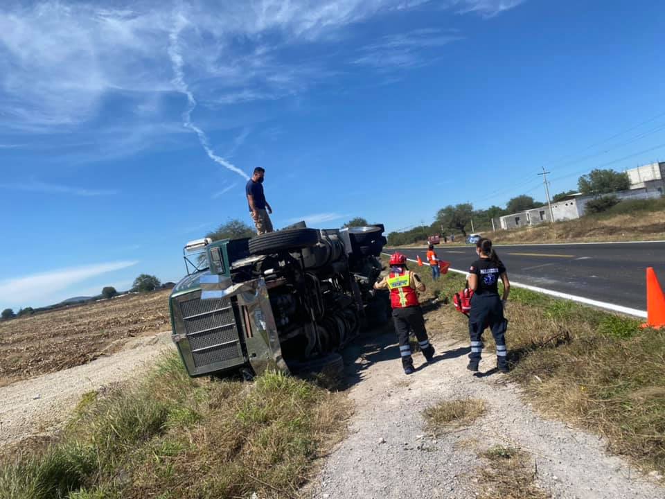 Tractocamión cargado de arena termina volcado en la federal a Tehuacán