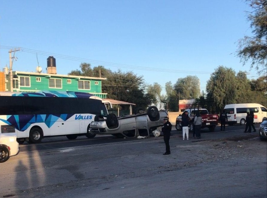 Sin lesionados deja aparatosa volcadura en Tecamachalco