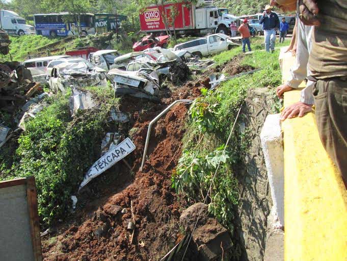 Un muerto y un lesionado por volcadura en la México-Tuxpan