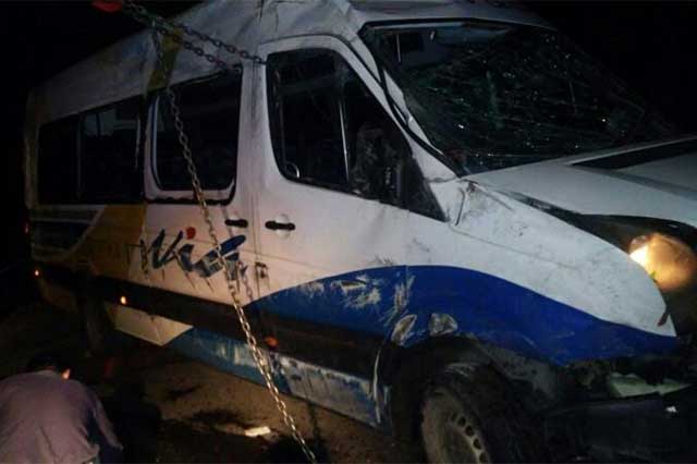 Volcadura de camioneta Vía deja 2 heridos en Hueytamalco
