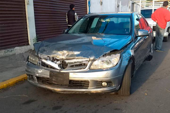 Choque entre camioneta y Mercedes deja cuantiosos daños materiales