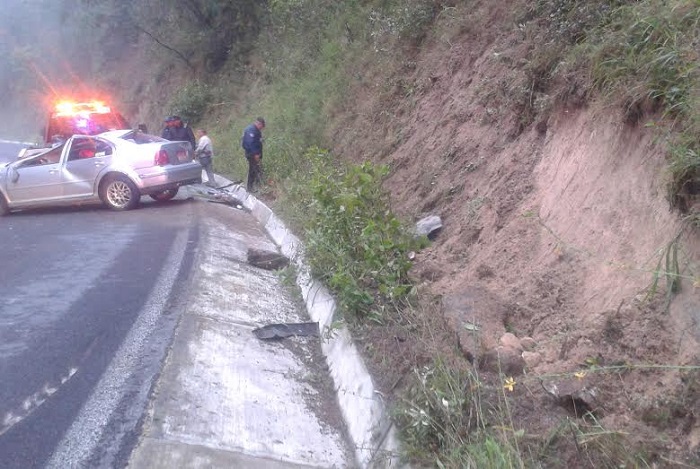 Se salvan tras volcar su auto en la Acuaco – Zacapoaxtla