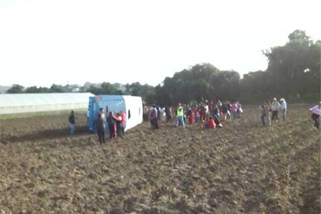 Volcadura de camión deja 17 lesionados en Texmelucan