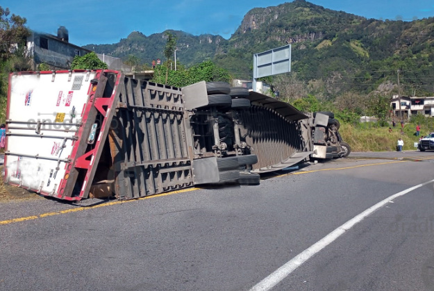 Tráiler se voltea en la entrada a Teziutlán y derrama diésel