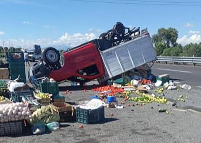 Aparatosos accidentes movilizan a cuerpos de emergencia en Tecamachalco y Palmar de Bravo 