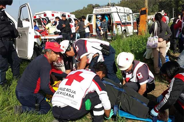Volcadura de camión deja 17 lesionados en Texmelucan
