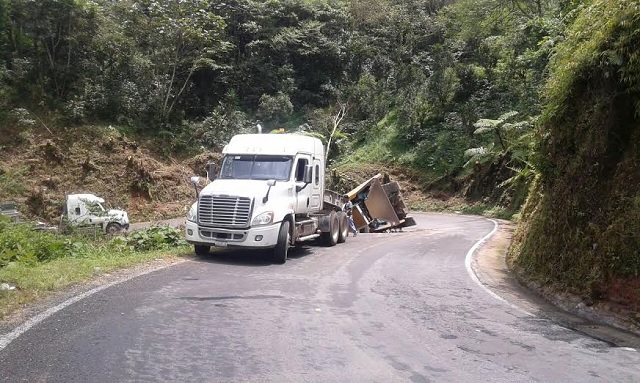 Vuelca en Hueytamalco camión que llevaba trituradora