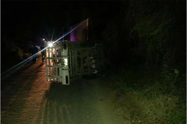 Conductor abandona camioneta tras volcarla en Teziutlán
